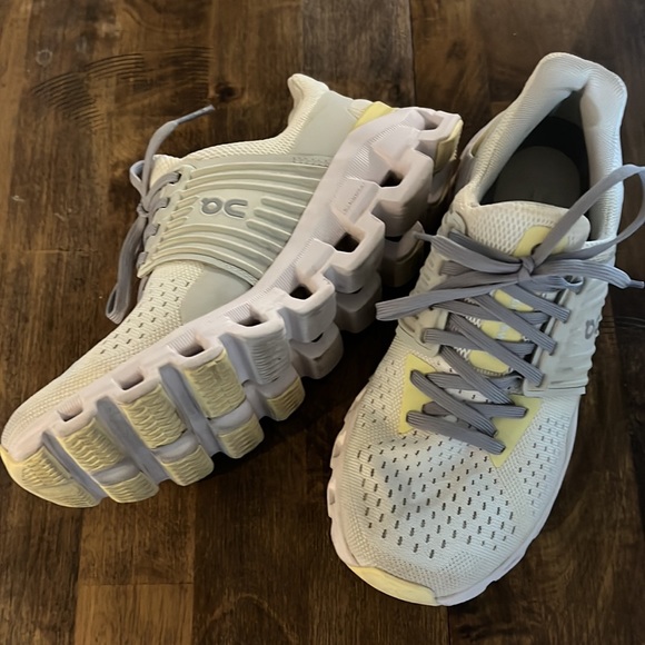 Worn twice. New On Clouds, size 6.5 but fit like a 6 - Picture 2 of 4